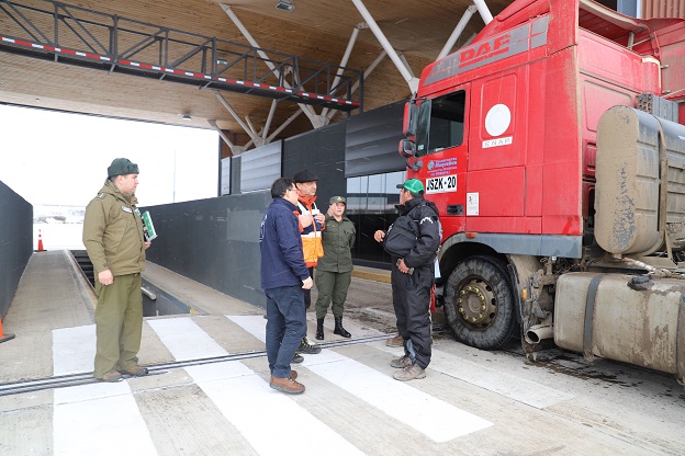 Autoridades inspeccionan tránsito de camiones por Complejo Integrado Huemules
