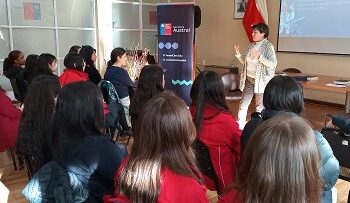 Científicas comparten con escolares sus experiencias haciendo investigación en terreno