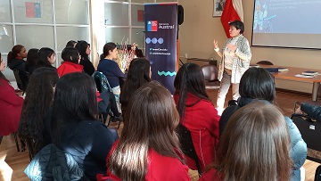 Científicas comparten con escolares sus experiencias haciendo investigación en terreno