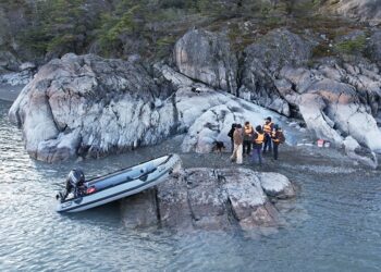 OBRAS PÚBLICAS SE REÚNE CON VECINOS Y VECINAS QUE VIVEN EN EL LAGO O´HIGGINS Y LE EXPONEN NUEVAS OBRAS QUE FORTALECERÁN DESARROLLO DE LA ZONA