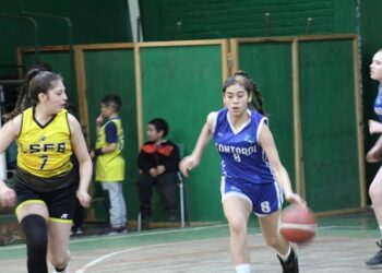 Colegio San Felipe Benicio de Aysén derrota al Liceo Juan Bautista Contardi de Magallanes en duelo de infarto en el Gimnasio Lord Cochrane