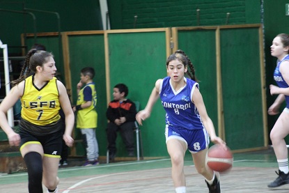 Colegio San Felipe Benicio de Aysén derrota al Liceo Juan Bautista Contardi de Magallanes en duelo de infarto en el Gimnasio Lord Cochrane