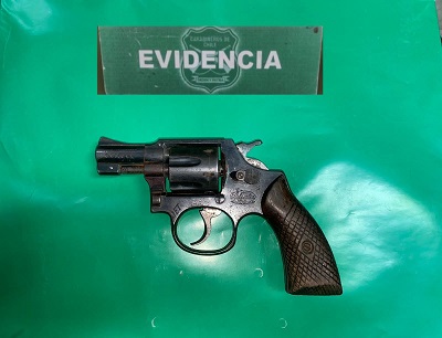 Carabineros de Coyhaique detuvo a dos sujetos por hurto y porte de arma de fuego en ramadas