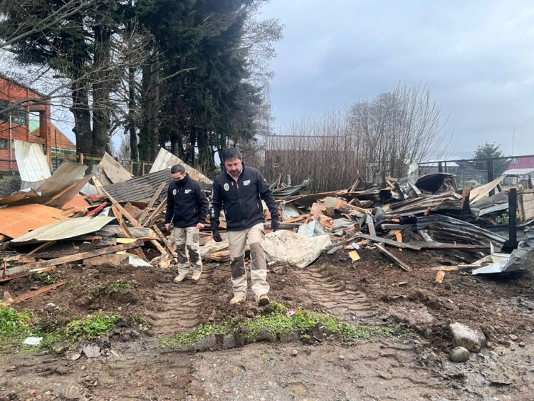 Respondiendo a preocupación ciudadana Seguridad Publica de Aysén demolió vivienda tomada por “okupas”