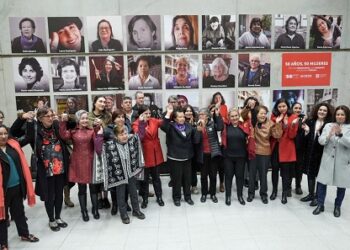 Mujeres de Aysén son reconocidas en la exposición fotográfica “50 años, 50 mujeres” en Metro de Santiago