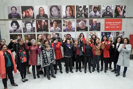 Mujeres de Aysén son reconocidas en la exposición fotográfica “50 años, 50 mujeres” en Metro de Santiago