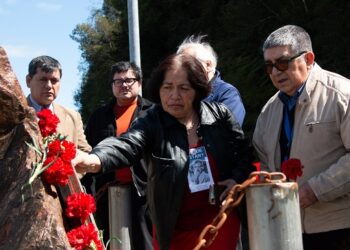 INSTALAN PLACA CONMEMORATIVA EN TERMINAL PORTUARIO DE CISNES PARA HOMENAJEAR A PROFESOR JORGE ORLANDO VILUGRÓN REYES ASESINADO EN DICTADURA