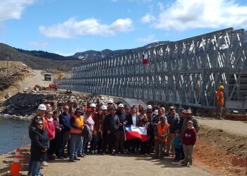 MOP Y CUERPO MILITAR DEL TRABAJO EFECTÚAN LANZAMIENTO DEL PUENTE CÁCERES