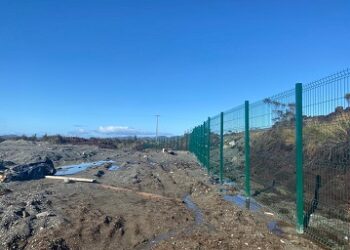CON MANO DE OBRA LOCAL, LA MUNICIPALIDAD DE GUAITECAS ESTÁ EJECUTANDO UN MILLONARIO PROYECTO DE CIERRE PERIMETRAL DEL POZO LASTRE DE LA COMUNA