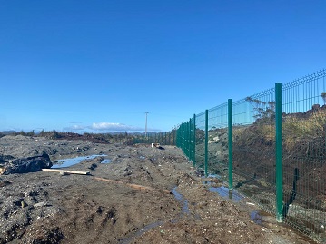 CON MANO DE OBRA LOCAL, LA MUNICIPALIDAD DE GUAITECAS ESTÁ EJECUTANDO UN MILLONARIO PROYECTO DE CIERRE PERIMETRAL DEL POZO LASTRE DE LA COMUNA