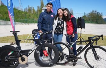 Entregan bicicletas de alta gama a destacados atletas regionales