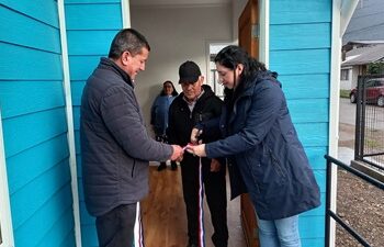 Aysén: Alcalde y Seremi de Vivienda entregan casa a adultos mayores que lo perdieron todo en un incendio