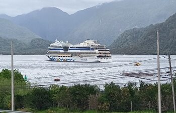 Con Banda de Carabineros y folclore: Municipalidad junto a Oxxean reciben a turistas del crucero “AIDAsol”