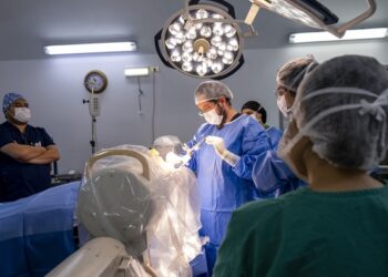 Equipos del Hospital Regional Coyhaique y Hospital Clínico San Borja Arriarán realizaron primera cirugía a paciente de Parkinson en la región Aysén.