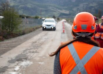 FUNCIONARIOS DE VIALIDAD MOP FINALIZAN PAVIMENTACIÓN DE TRES KILÓMETROS DE CAMINO ENSENADA VALLE SIMPSON