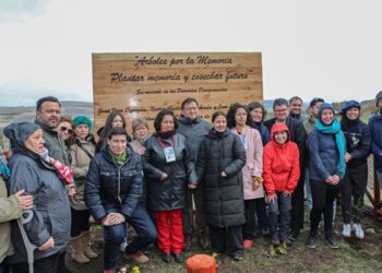 Realizan plantación de árboles en paso fronterizo en recuerdo de detenidos desaparecidos.