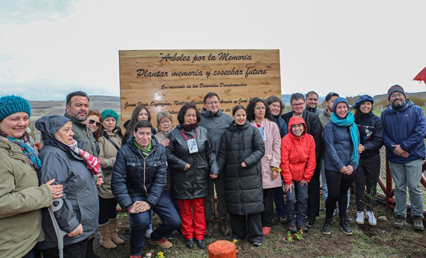 Realizan plantación de árboles en paso fronterizo en recuerdo de detenidos desaparecidos.