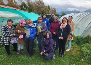 Madres cuidadoras de Teletón visitaron huerto agroecológico para aprender técnicas de cultivo