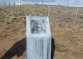 Desconocidos vandalizaron placa de monolito fronterizo dedicada a los Derechos Humanos en Coyhaique