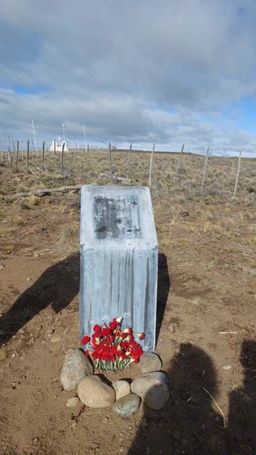 Desconocidos vandalizaron placa de monolito fronterizo dedicada a los Derechos Humanos en Coyhaique