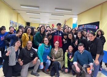 Manuel Echaveguren Farías, triple medallista Parapanamericano, realizó charlas motivacionales en escuelas de Coyhaique.