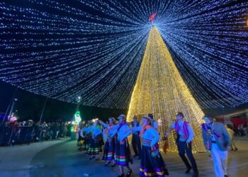 La comunidad de Aysén repletó la Plaza de Armas en el encendido de luces navideñas