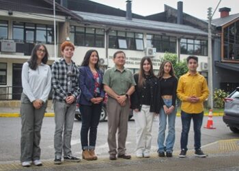 Autoridades Regionales de Gobierno compartieron con estudiantes que obtuvieron Distinción a la Trayectoria Educativa tras rendir la PAES 2024