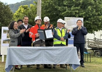 ENTREGA TERRENO A EMPRESA CONSTRUCTORA PARA CONSERVAR, CONSTRUIR OBRAS BÁSICAS Y PAVIMENTAR EL CAMINO LAGO ATRAVESADO