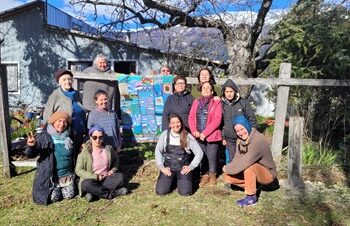 Artesanas de Bahía Murta preparan colección textil inspirada en los ecosistemas naturales que habitan