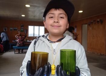 UN NOVEDOSO TALLER PARA EL RECICLADO DE BOTELLAS DE VIDRIO SE HA DESARROLLADO DURANTE EL VERANO EN GUAITECAS