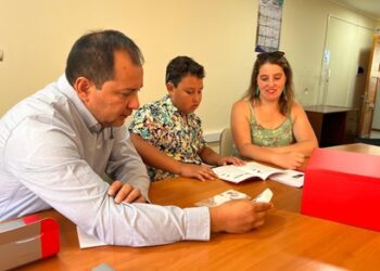 Junaeb entrega procesador auditivo a estudiante de Valle Simpson