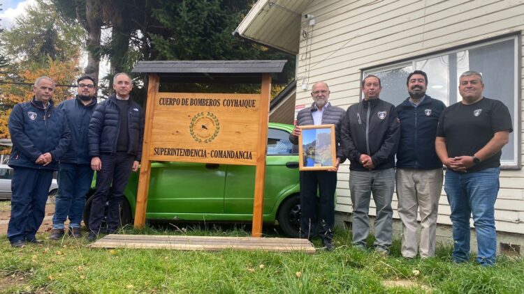 Gran Maestro de la Logia de Chile Honra el 85 Aniversario del Cuerpo de Bomberos de Coyhaique con Visita Protocolar