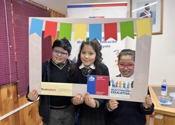 Para celebrar el mes del libro, Mineduc invita a las y los estudiantes a convertirse  en un Booktuber