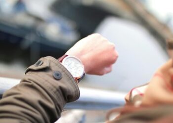 ¿Cómo afrontar el cambio de hora?: Neuróloga entrega una serie de recomendaciones