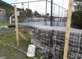LAS OBRAS DEL PROYECTO DE MEJORAMIENTO DE LA MULTICANCHA DE LOS CIPRESES, EN MELINKA, ESTÁN EN MARCHA