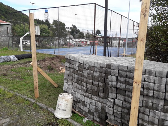 LAS OBRAS DEL PROYECTO DE MEJORAMIENTO DE LA MULTICANCHA DE LOS CIPRESES, EN MELINKA, ESTÁN EN MARCHA