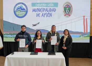 Gobernadora Andrea Macías firma convenio para habilitación de Escuela Despertar en Puerto Aysén