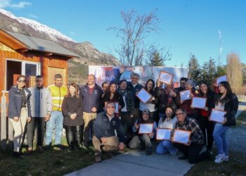 Mujeres de Bahía Murta realizaron curso de Operadoras de Maquinaria Pesada obteniendo la licencia clase D