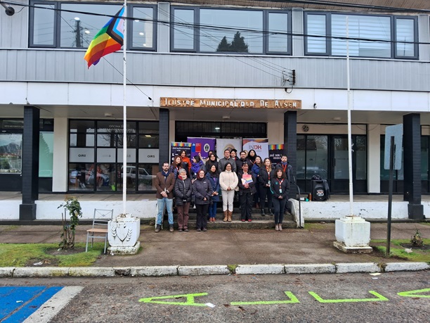 Por primera vez la bandera LGBTIQANB+ es izada en el pabellón municipal