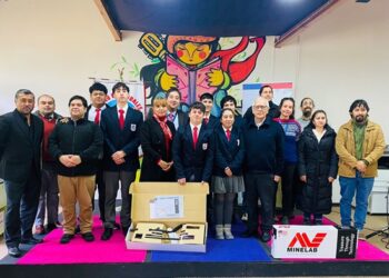 Seremi de Minería entrega equipamiento especializado a carrera de Exploración Minera del Liceo de Mañihuales