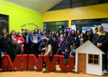 Familias de Puerto Cisnes reciben su certificado de subsidio