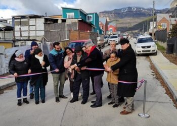 Vecinos/as de la Población Clotario Blest de Coyhaique celebraron la pavimentación de sus tres últimas calles de tierra