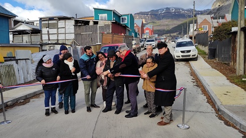 Vecinos/as de la Población Clotario Blest de Coyhaique celebraron la pavimentación de sus tres últimas calles de tierra