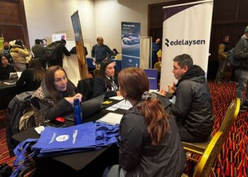 Edelaysen y empresas contratistas fortalecen su compromiso con la comunidad en Expo Empleo Coyhaique
