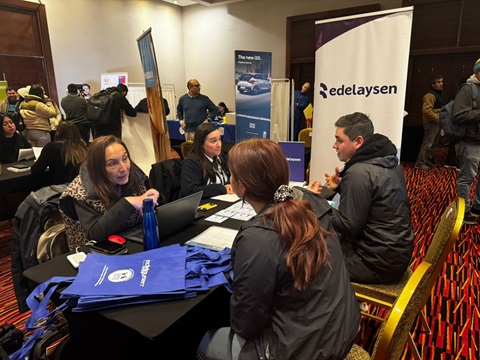 Edelaysen y empresas contratistas fortalecen su compromiso con la comunidad en Expo Empleo Coyhaique