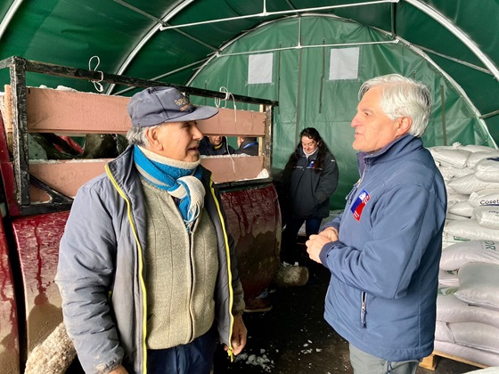 Programa de Desarrollo Territorial Indígena: Gobierno y Municipalidad de Coyhaique entregan recursos invernales para la agricultura familiar campesina