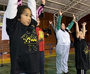 Vecinos de Cerro Castillo celebraron el Día del Desafío 2024 con bailetón familiar