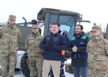 Maquinaria del Ejército refuerza despeje de callejones rurales en Coyhaique