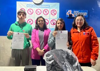 Nadadores Promesas Chile Aysén reciben indumentaria para afrontar nuevas competencias