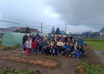 Escuela Ribera Sur de Puerto Aysén inaugura nuevos invernaderos donados para talleres de agricultura 